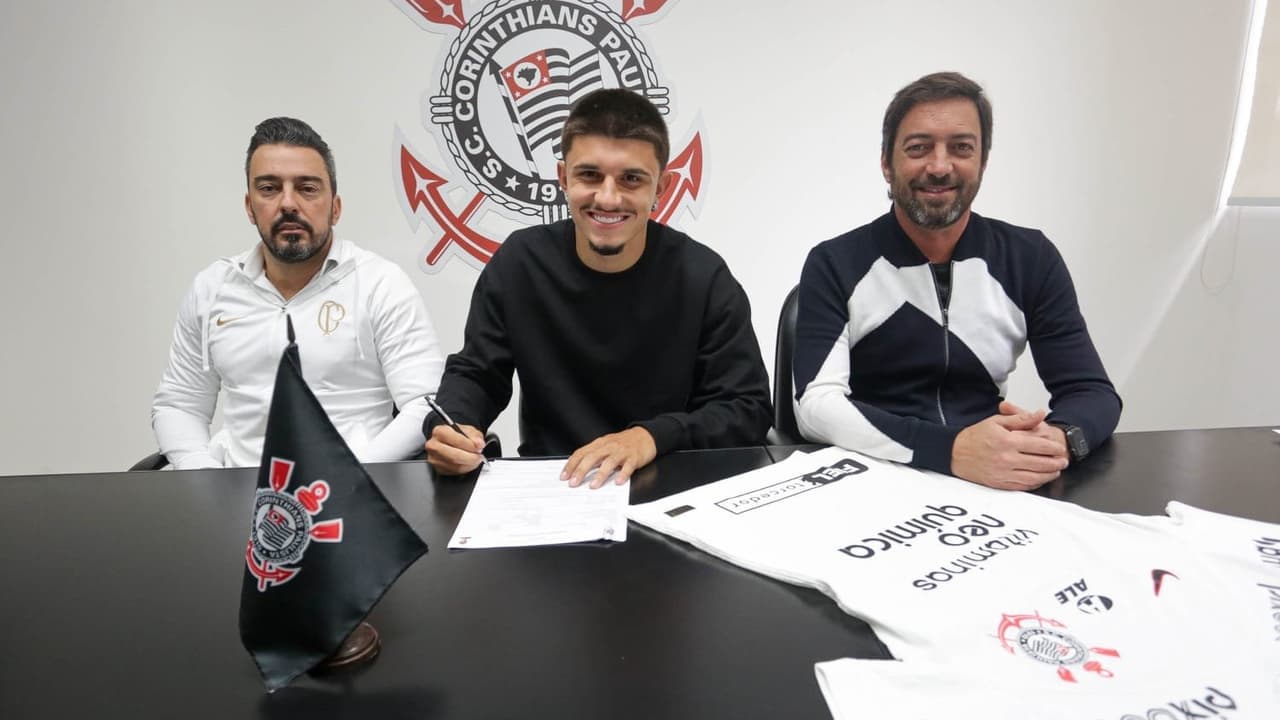 Muito popular como titular e com carreira profissional, lateral renova no Corinthians e promete determinação