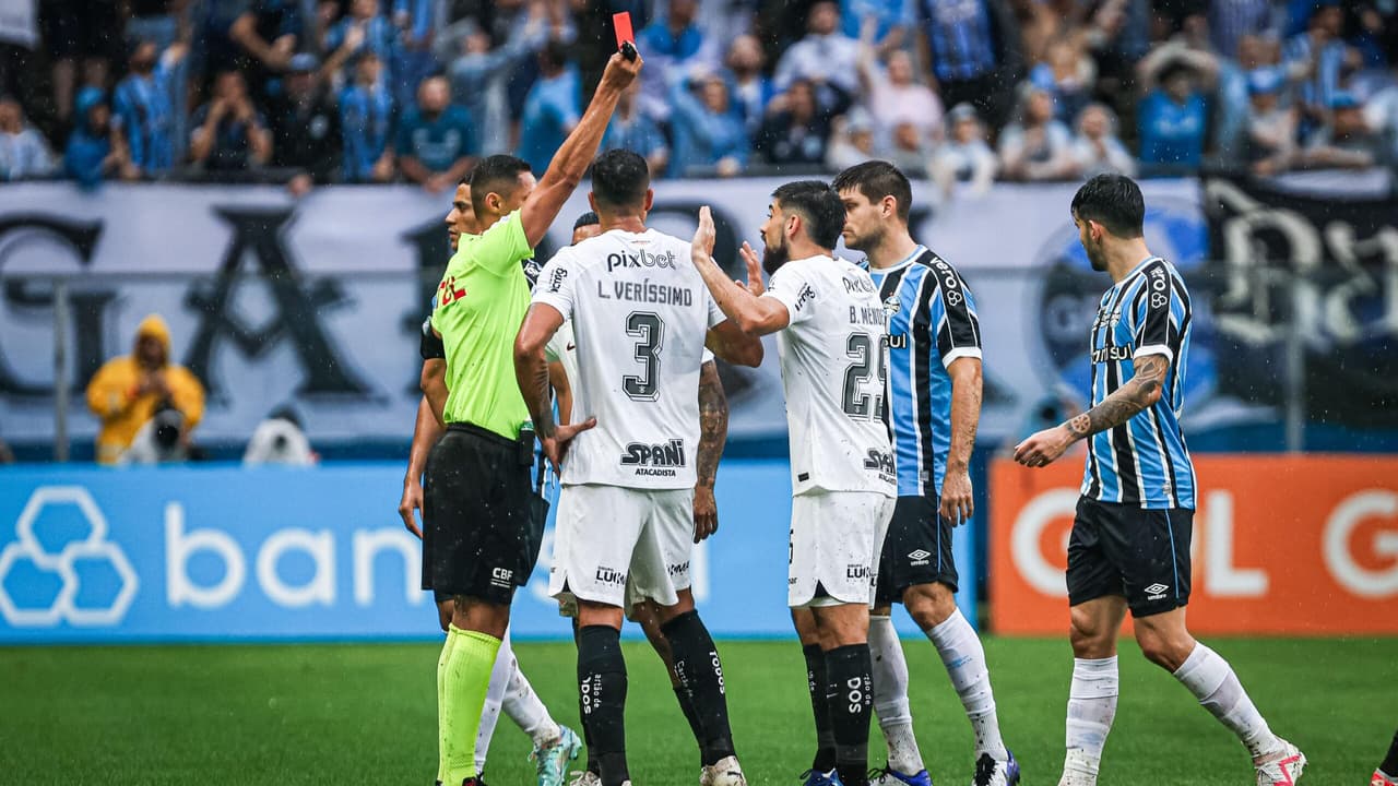 Corinthians vence o Grêmio em jogo de dois gols e está perto de evitar o rebaixamento do Brasileirão