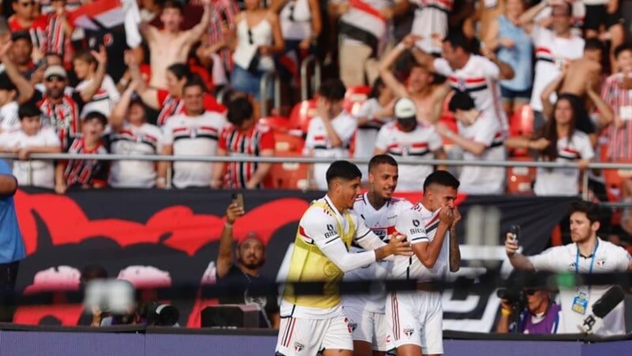 O São Paulo ganhou uma nova taça!   Confira os clubes de maior sucesso do futebol brasileiro