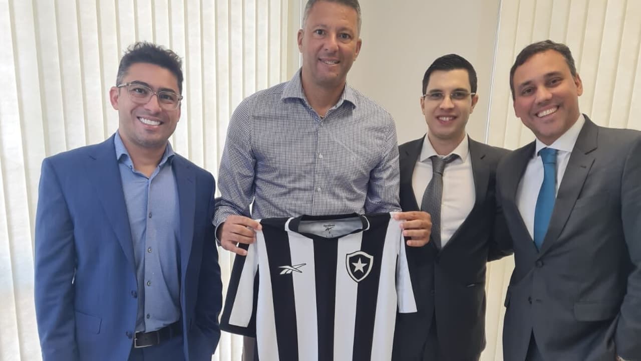 O presidente do Botafogo, Thairo Arruda, vai a Brasília para ampliar o poder do clube nos bastidores