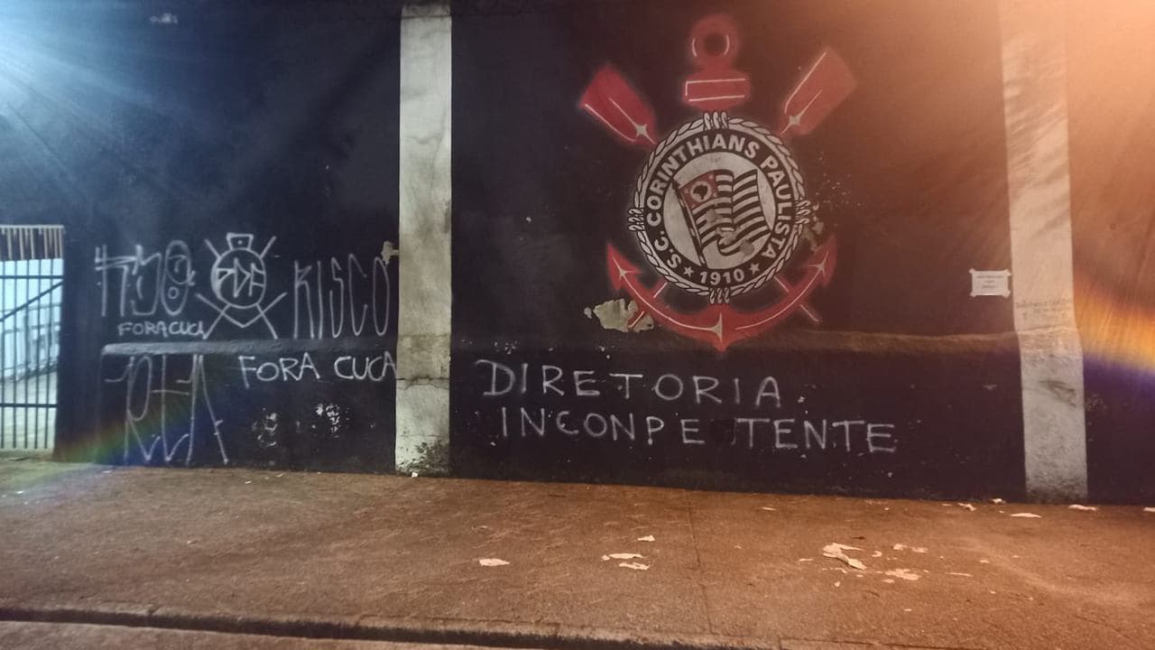 Torcedores do Corinthians pintam grafites nos muros do Parque São Jorge em protesto contra Cuca