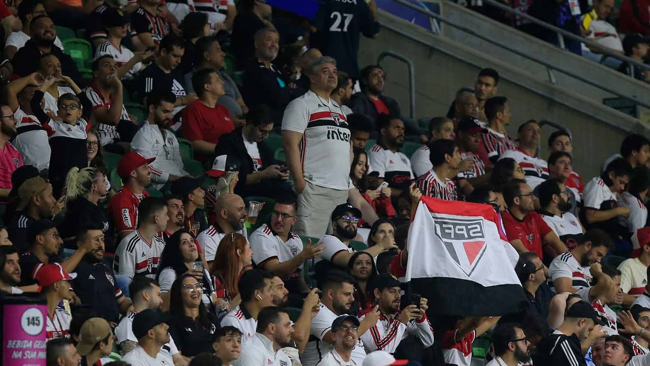 VÍDEO: ‘O Palmeiras tem que vencer a Copa do Mundo’, diz torcedor do São Paulo no Allianz.