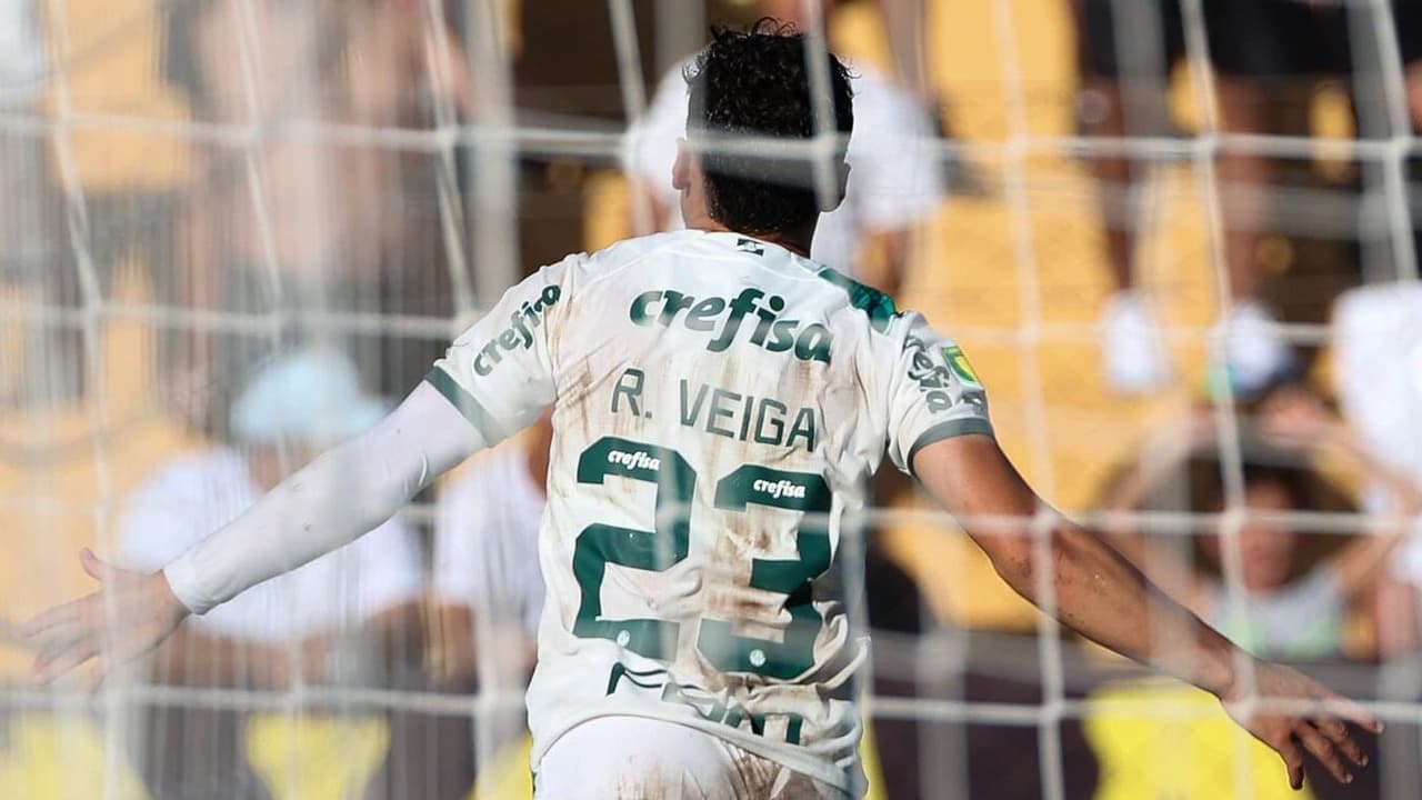 Raphael Veiga brilha no Palmeiras e fica mais perto do 100º gol na carreira