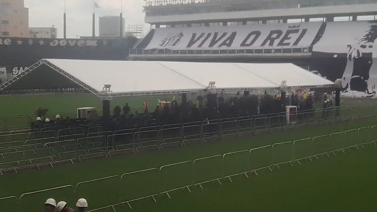 Edinho e Zé Roberto carregam caixão de Pelé na Vila Belmiro ao som do hino oficial do Santos