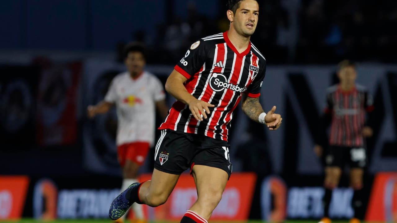 !De choro a felicidade!   Um ano depois, Pato voltou a jogar e se tornou 'líder' no São Paulo.