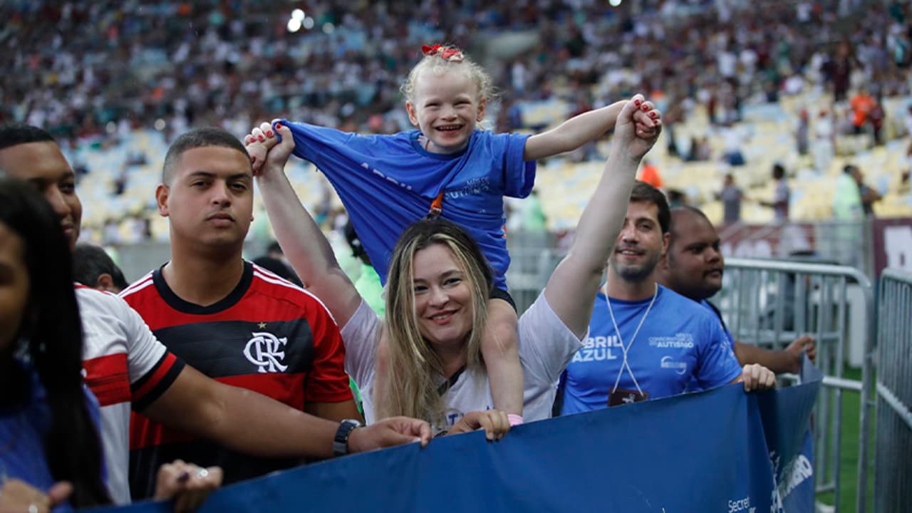 Campanha de conscientização da Abril Azul leva a campo crianças autistas que torcem por Fluminense e Flamengo