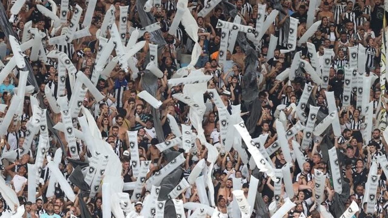 Torcedores do Botafogo estão vendendo ingressos de duas partes do Niltão para o jogo contra o Athletico-PR