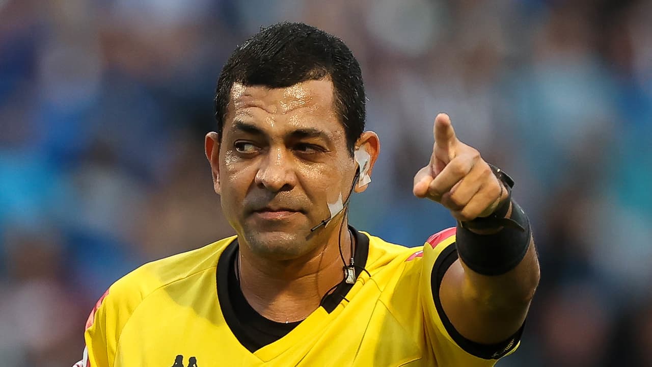 Arbitragem do clássico entre Vasco e Botafogo é definida em meio a decisões polêmicas