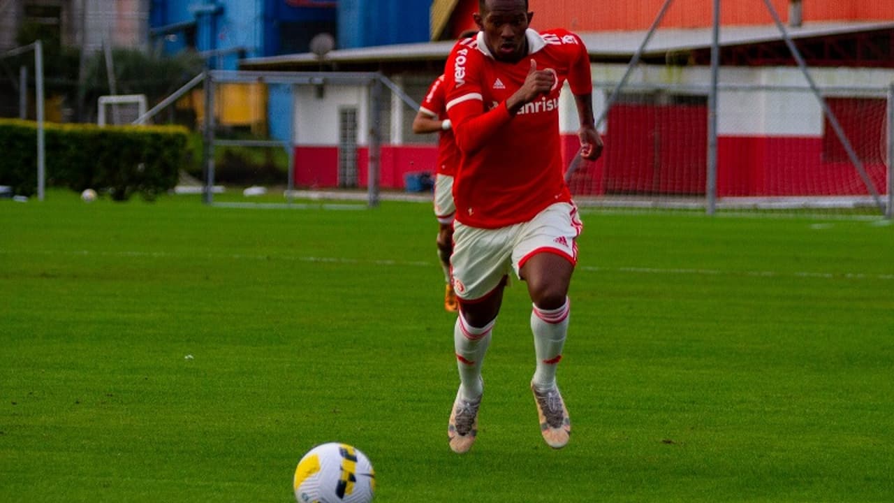 Sem acordo de reestruturação, Vitinho deixou o time Sub-20 do Internacional