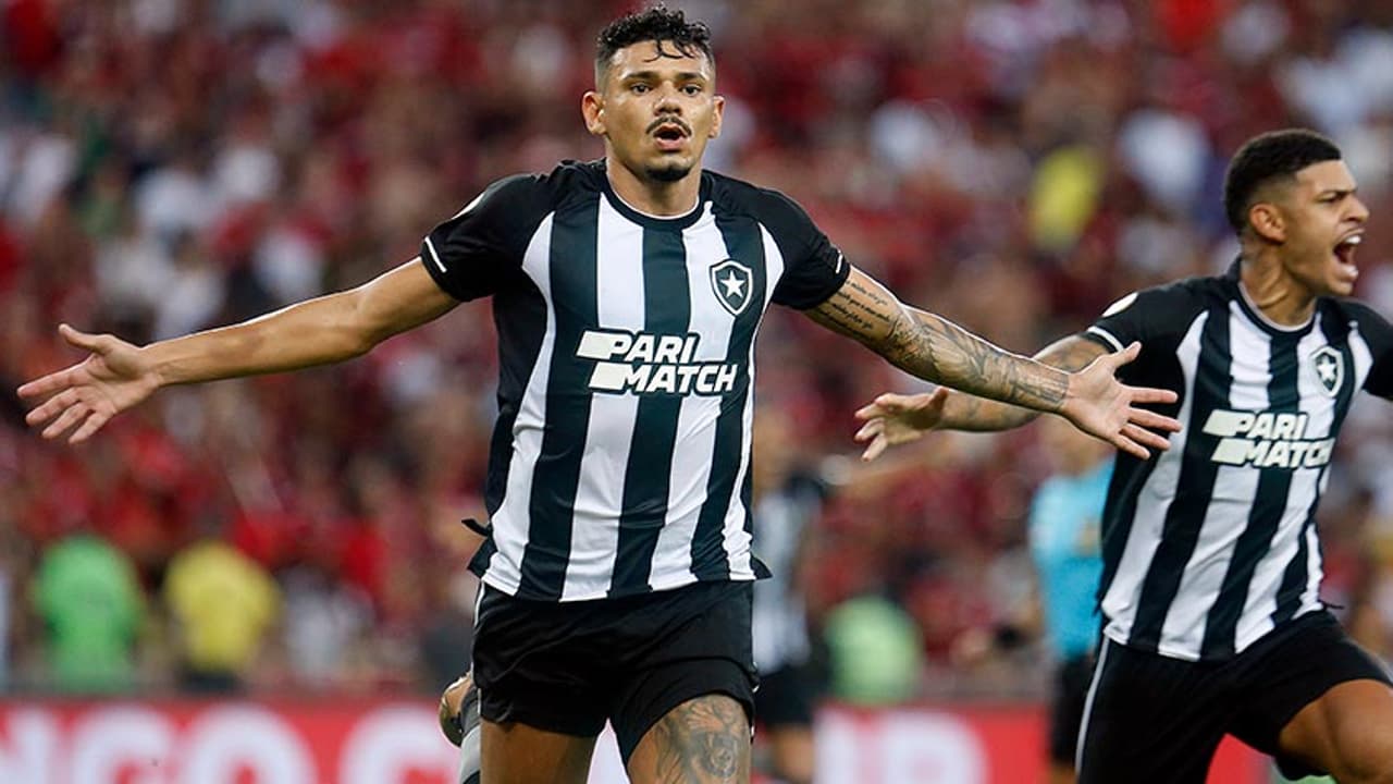 Tiquinho Soares brilhou, o Botafogo venceu o Flamengo em jogo acirrado e saiu na frente do Brasileirão.