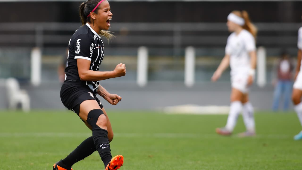 Goleiro corinthiano do ano de 2023, Vic Albuquerque esbanja confiança antes da Libertadores Feminina