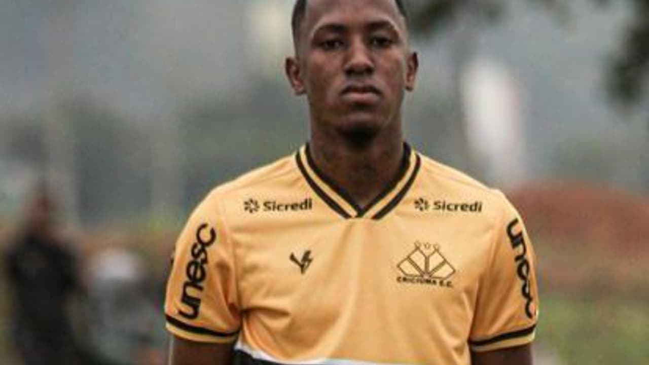 Jackson assina primeiro contrato profissional com o Criciúma