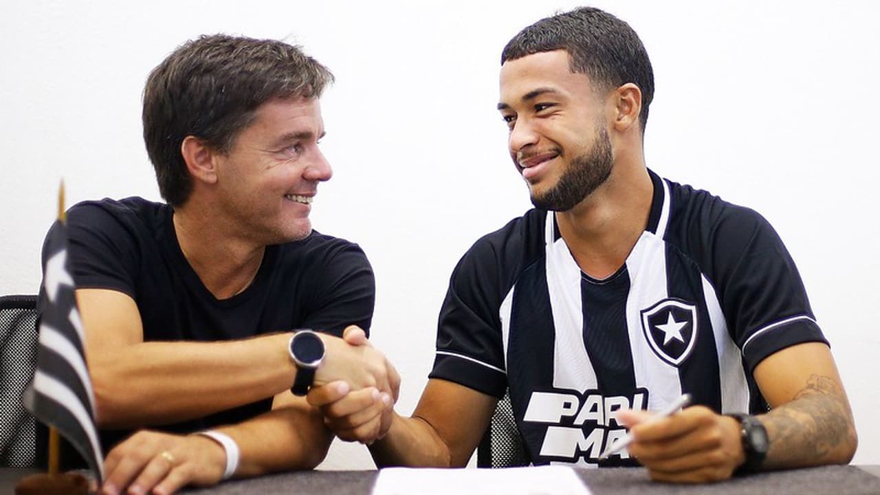 O Botafogo renovou a capitania sub-20, com o meio-campista assinando seu primeiro contrato profissional