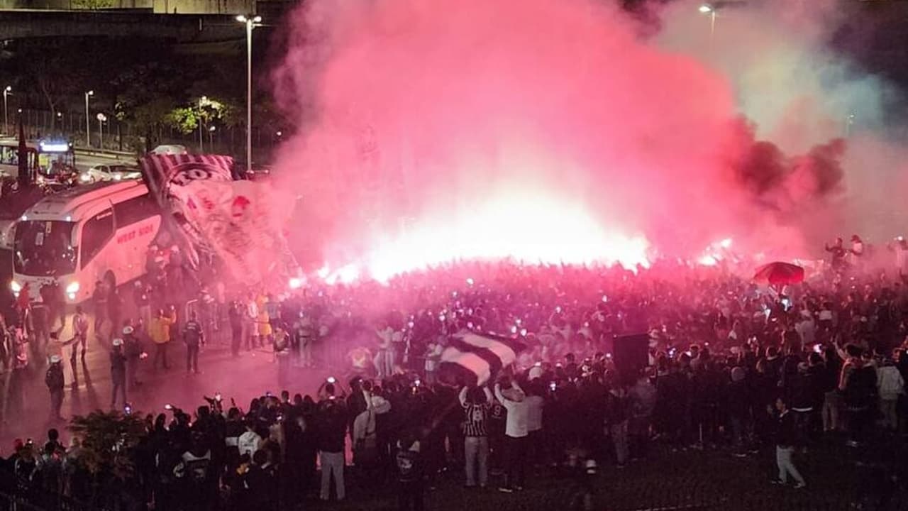 Com animação e muito apoio, a Fiel recebeu o ônibus corintiano antes da partida crucial da Copa do Brasil.