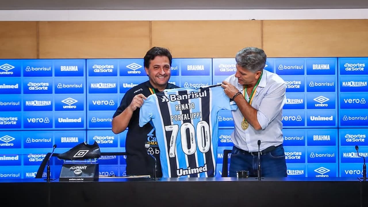 O Grêmio entregou placa e camisa comemorativa a Renato Gaúcho, que disputou 700 partidas pelo clube.