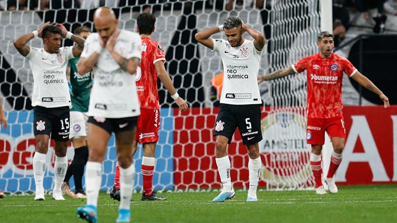 O Corinthians jogou mal, foi dominado pelos Argentinos Juniors e perdeu em casa para a Libertadores