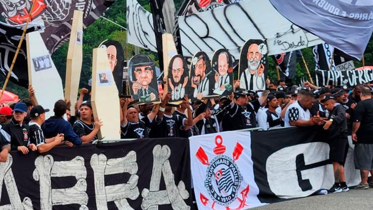 Luxemburgo entre o ‘povo’ e camarotes para a diretoria: torcedores do Corinthians protestam no CT