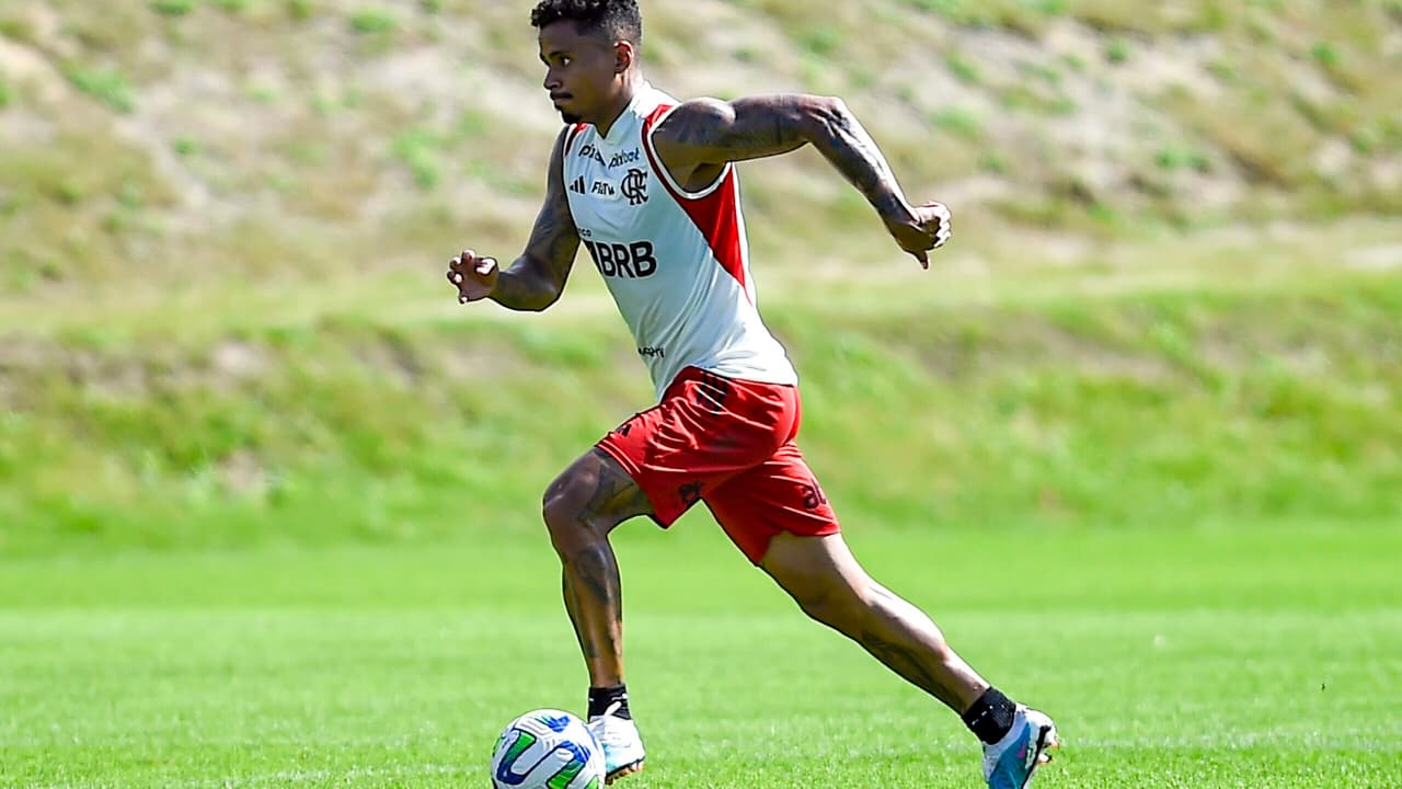 Previsto para ser titular do Flamengo contra o América-MG, Allan tenta abrir caminho para o poder ofensivo do time.