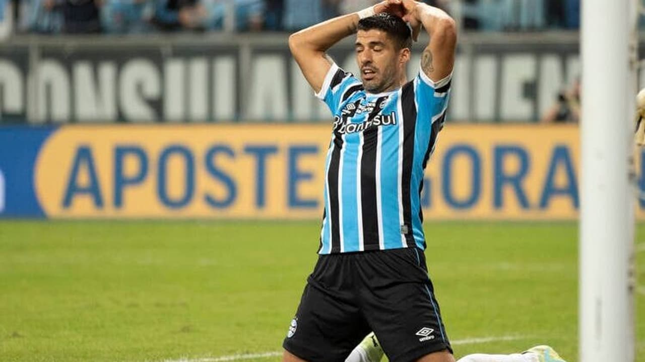 Luis Suárez acha que problema no joelho irá encurtar a carreira