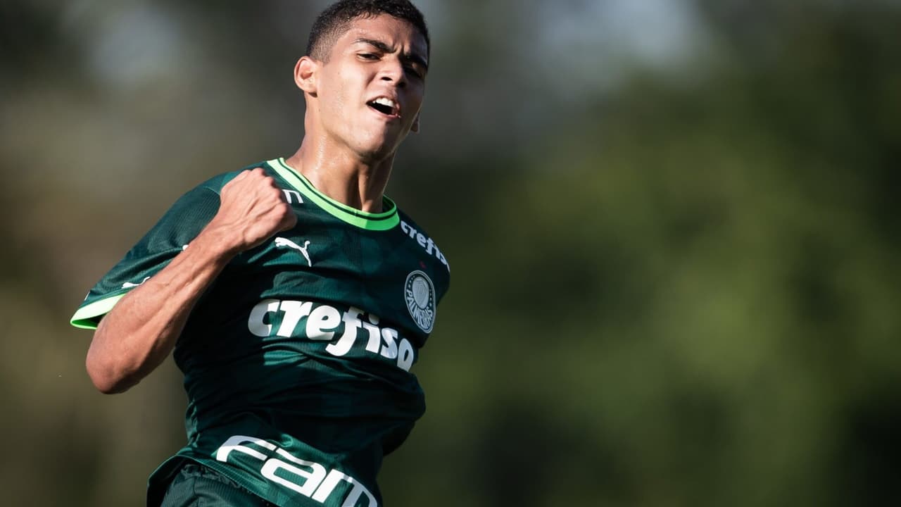 O Palmeiras derrotou o São Paulo e se classificou para as quartas de final do Campeonato Sub-20.