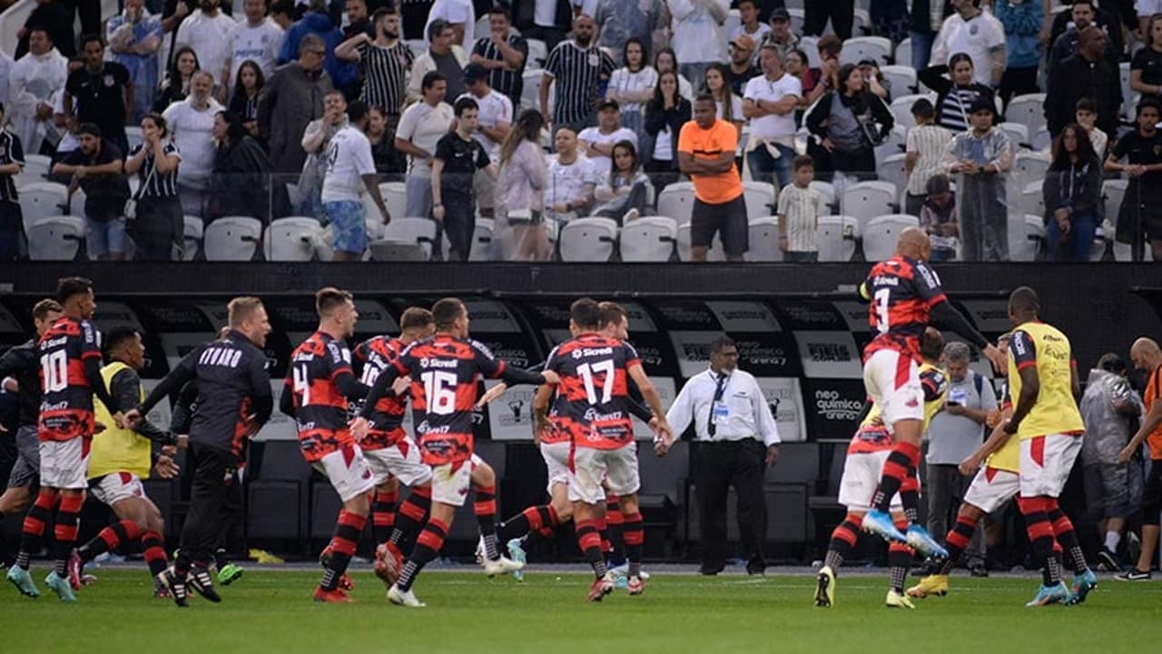 Galo de Itu vira leão e comemora na arena corintiana