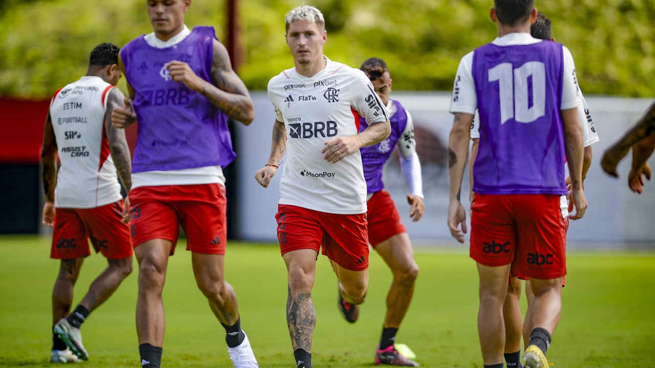 O Flamengo encerrou em dúvida a preparação para o confronto com o Vasco;   Varela tomou medidas para se recuperar.