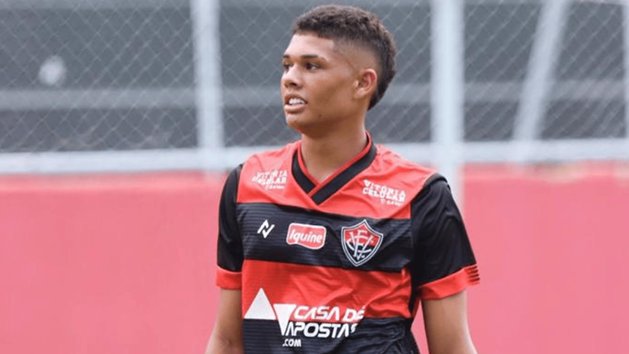 Artilheiro prolífico e meio-campista de sucesso, Kennedy Sampaio assina em definitivo com o Vitória