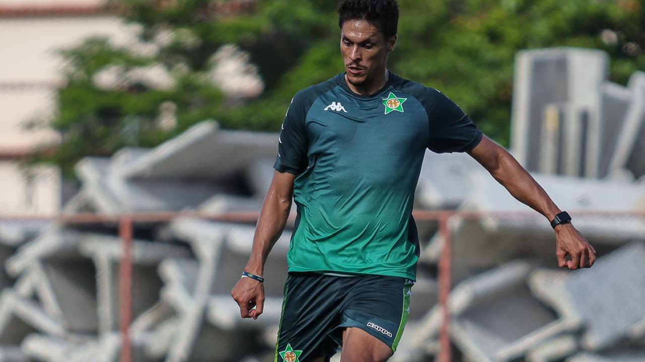 Ex-zagueiro do Fluminense Reginaldo trabalhou muito e espera contratar novo clube