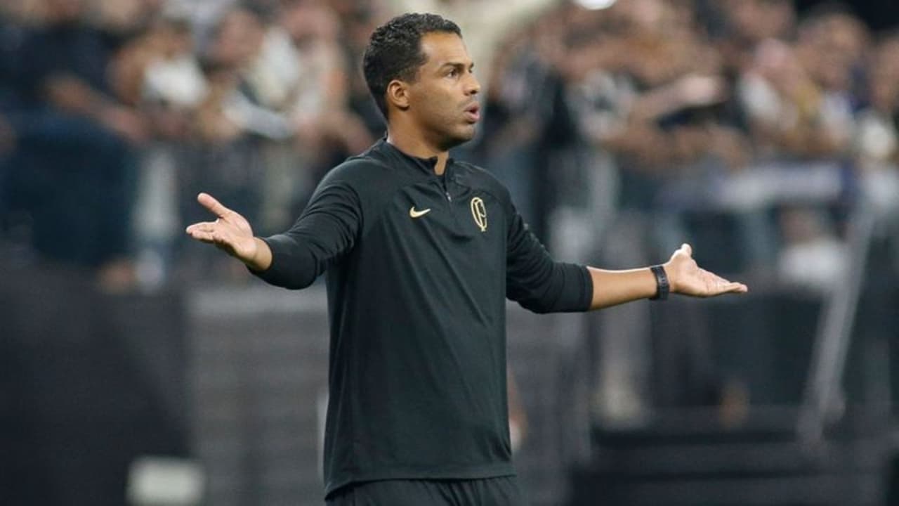 Fernando Lázaro deixou o comando do Corinthians, mas voltou a ser auxiliar.