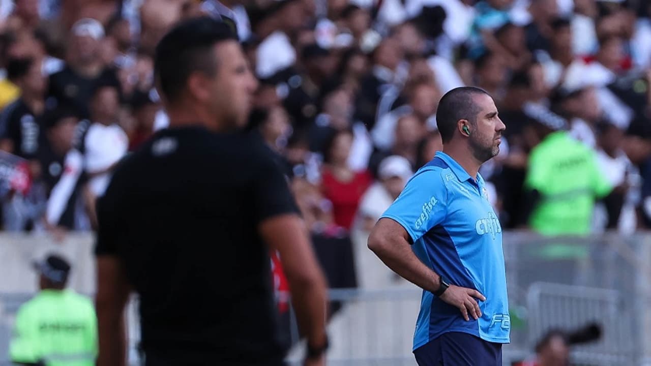 Auxiliar Abel Ferreira critica gramado do Maracanã e lamenta perda de ‘força extra’ do Palmeiras