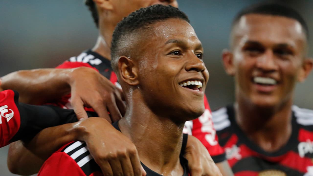 Flamengo se defende e aceita aumento salarial para Matheus França