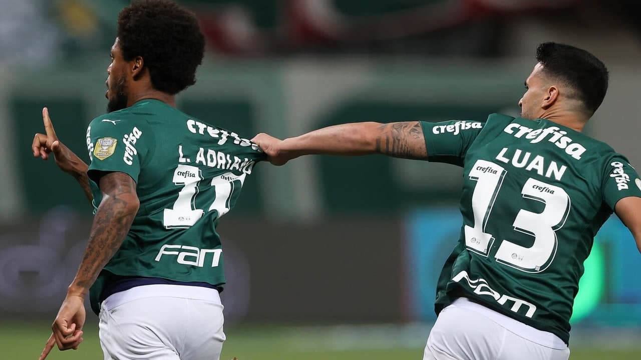 Torcida do Palmeiras encontra Luiz Adriano pela primeira vez após saída turbulenta