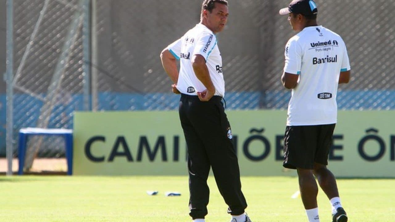 O Corinthians deixou Róger Machado em segundo plano antes de avançar com o acordo com Luxemburgo