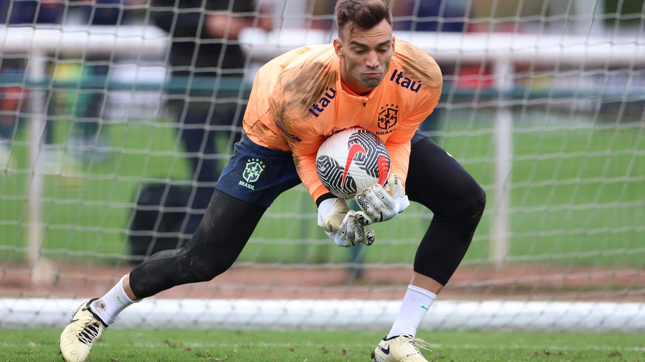 Vasco na Seleção Brasileira:  veja fotos de Léo Jardim em campo durante treino