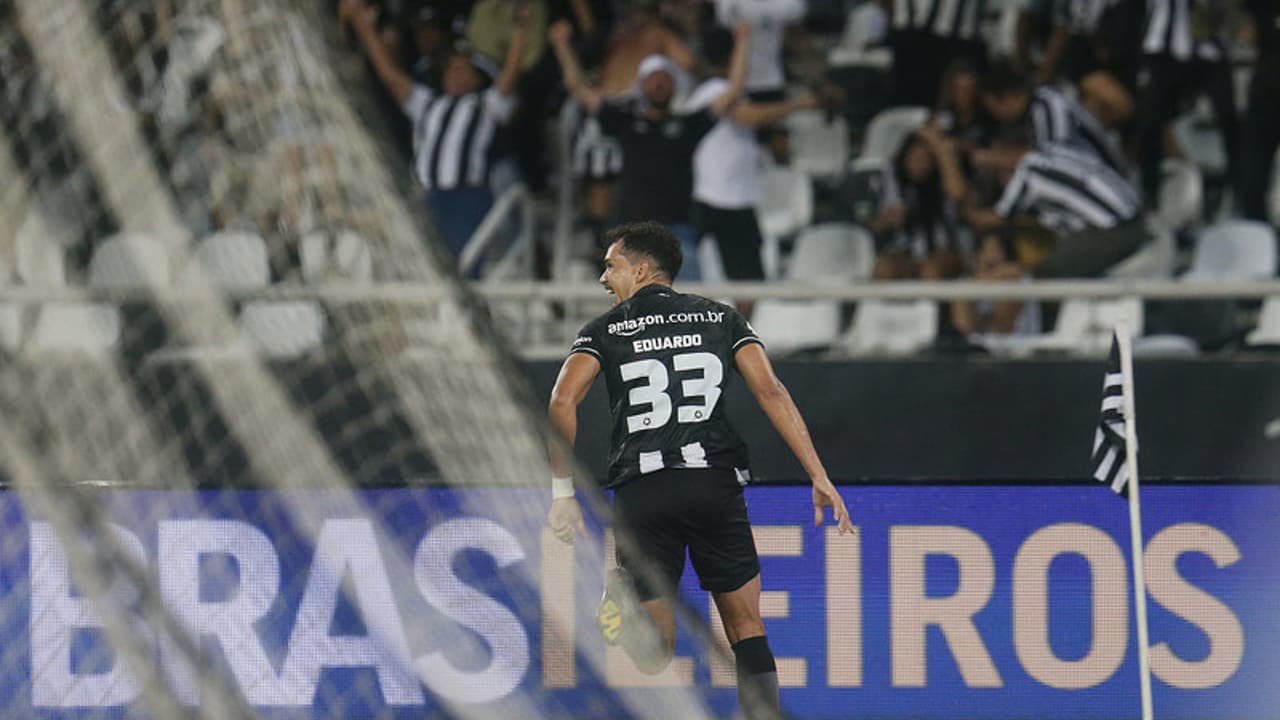 Eduardo é mais uma vez decisivo, mostrando seu time de futebol e qualidades como campeão do Botafogo deste ano