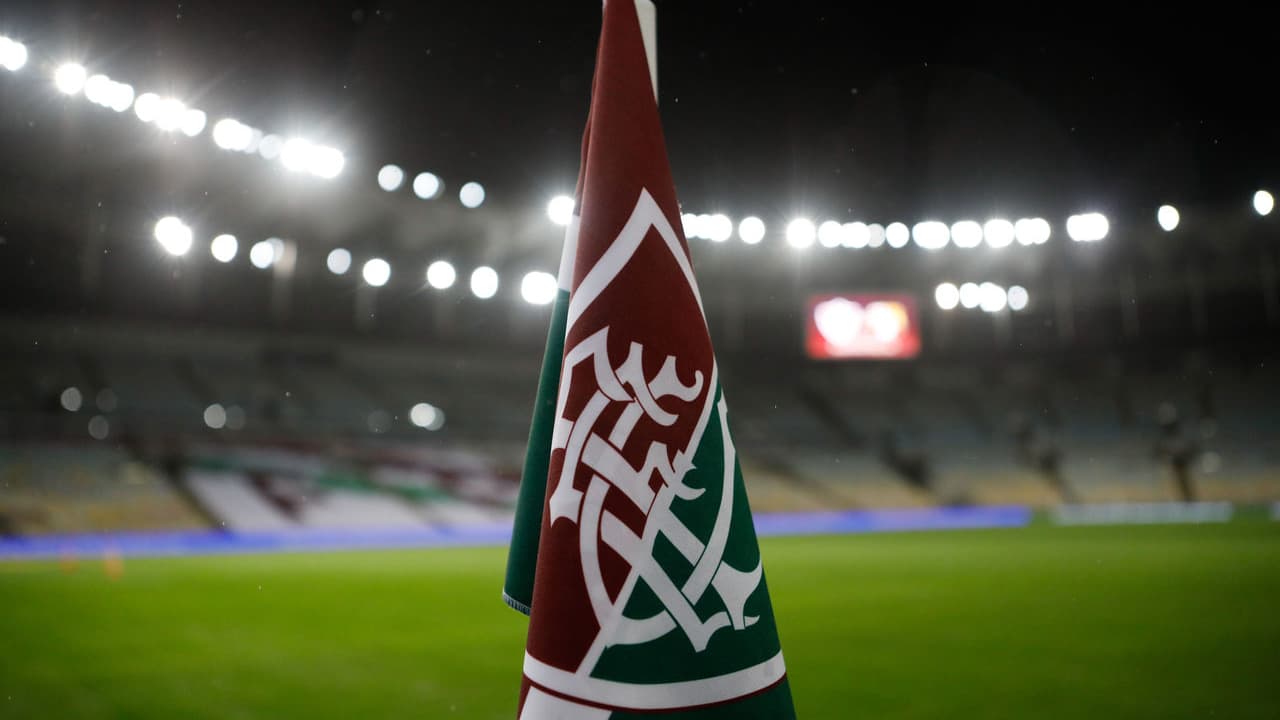 Caos se espalha entre torcedores e policiais do Fluminense na área do Maracanã antes da partida da Libertadores