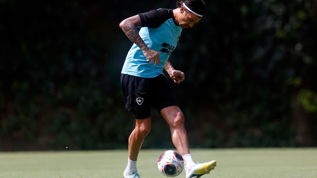 Víctor Cuesta faz tratamento e não participa dos treinos do Botafogo