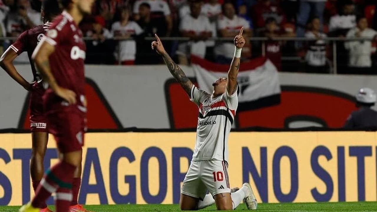    Nos braços do carrasco, do juiz e da torcida: Luciano aumentou rapidamente sua importância e idolatria em São Paulo