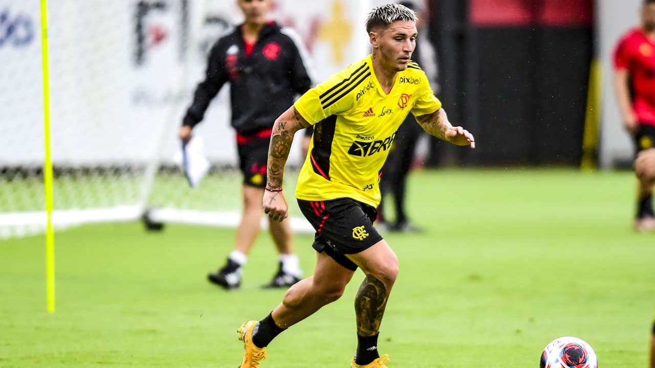 Flamengo: Varela conversa com Vitor Pereira e treina na lateral esquerda.