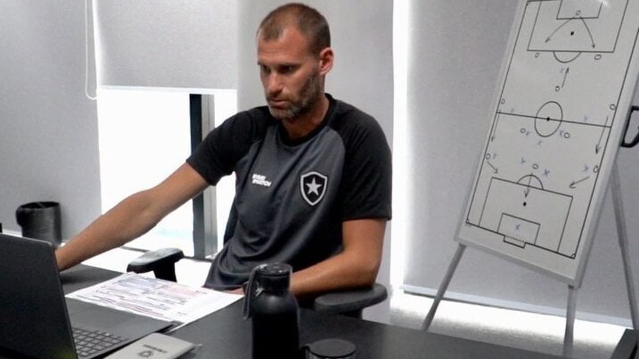 Joel Carli detalha nova função no Botafogo e garante: 'Estou feliz por continuar no clube que amo'