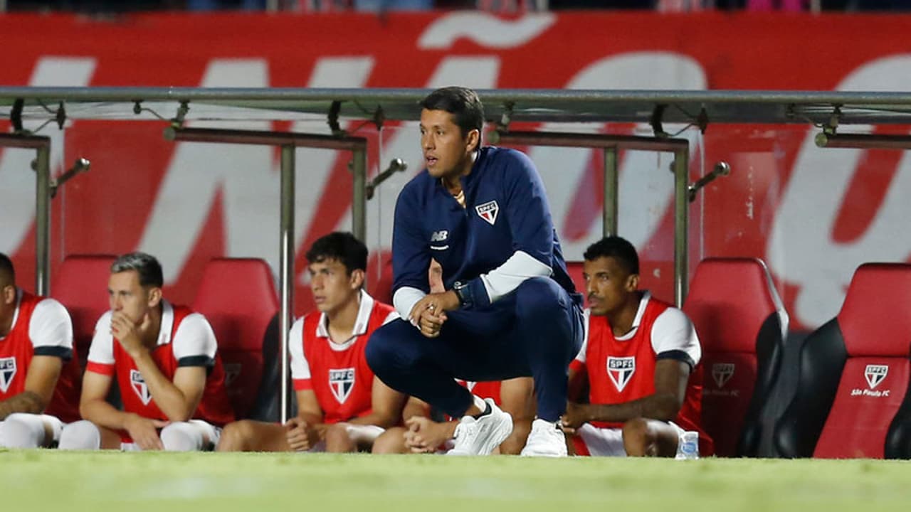 Carpini elogia titular do São Paulo e comemora intervalo: 'Sete jogadores lesionados'