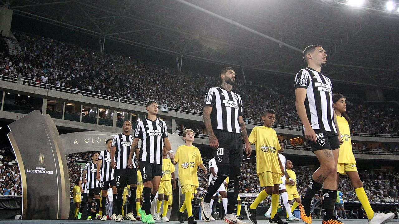 Torcida do Botafogo elege o pior jogador na derrota para o Junior Barranquilla