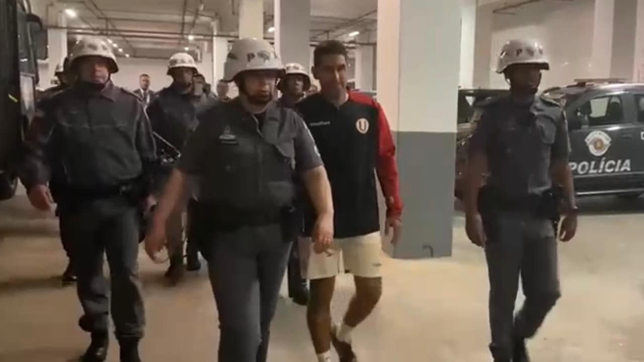 Vídeo mostra suposto racismo do preparador físico do Universitario contra a torcida corintiana