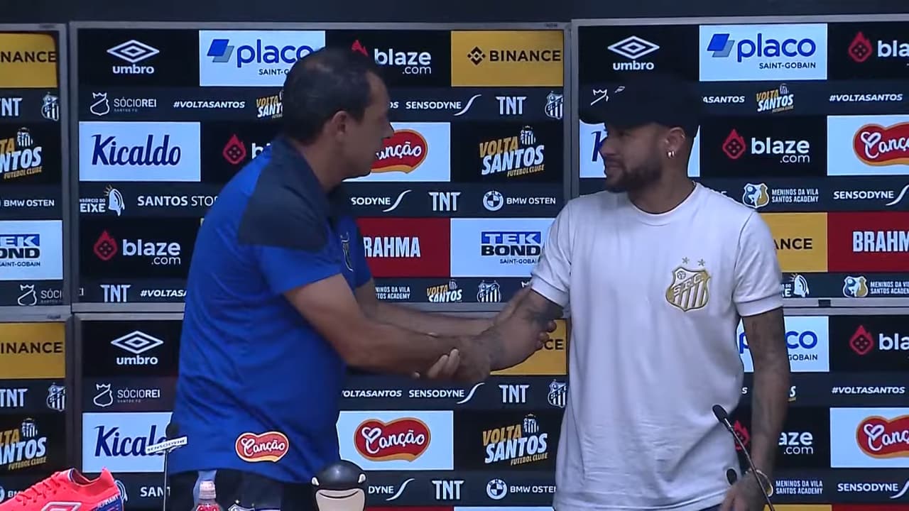 Quando Neymar ‘invadiu’ a coletiva de Carille, o técnico do Santos brincou: ‘Ainda bem que ele não veio antes do jogo’.