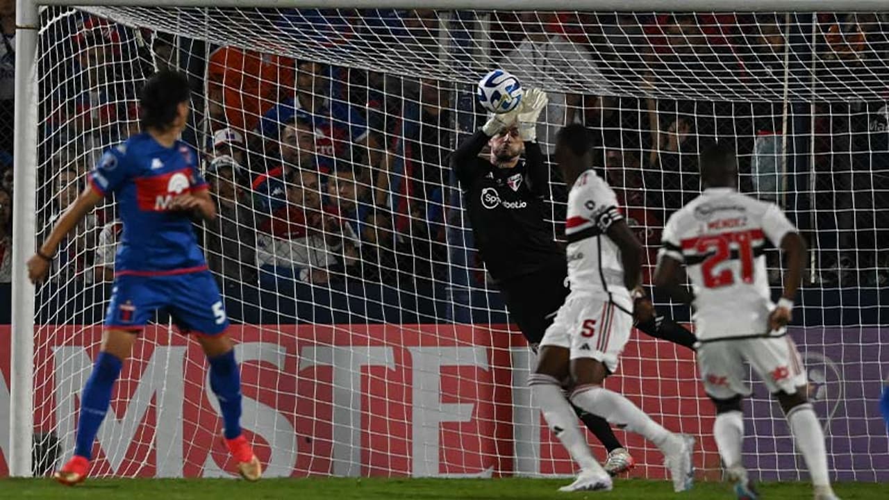 Os fãs do Tiger queriam sangue.   Mas perdeu o ônibus do São Paulo e atirou pedras no próprio grupo antes do jogo