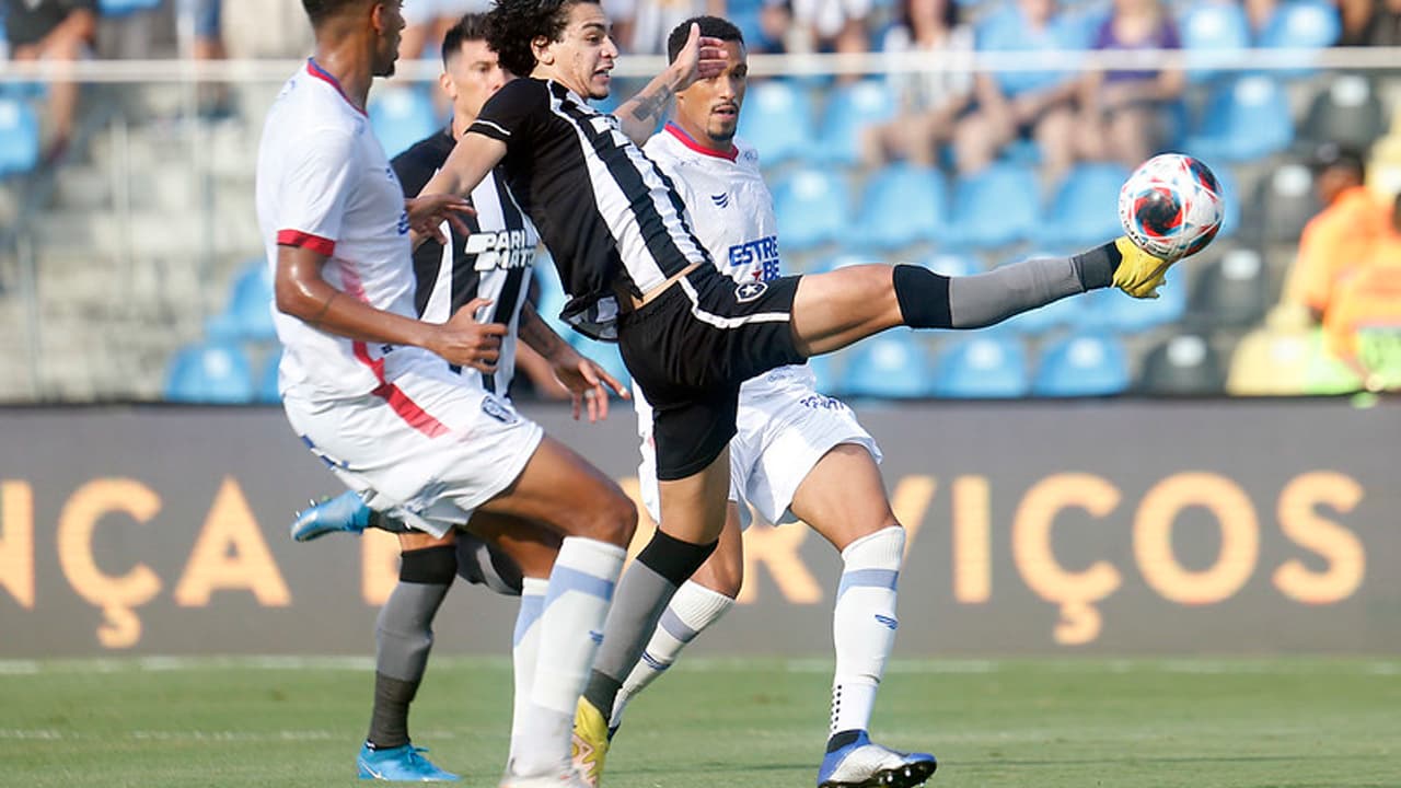 Matheus Nascimento demonstra remorso e oferece esperança de dias melhores no Botafogo