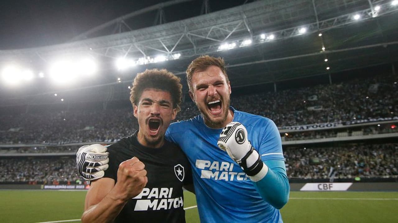 John Textor se encontra com empresário e discute transferências de Adryelson e Lucas Perri do Botafogo para o Lyon