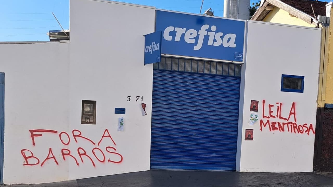 Sede da Crefisa vandalizada com grafite em protesto de torcedores do Palmeiras