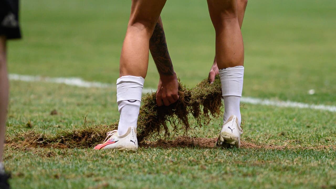 João Paulo, do Santos, reclama do gramado do novo estádio do Atlético-MG: 'Juramento'