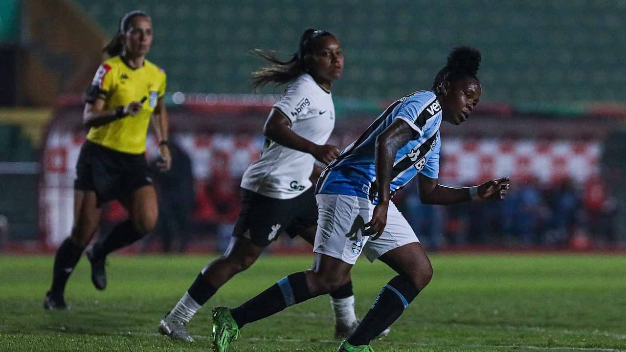 Dominante, o Corinthians derrotou o Grêmio e seguiu liderando o Brasilairo Feminino.